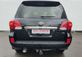 Подержанный автомобиль Toyota Land Cruiser Suv 2012 года (6 фото)