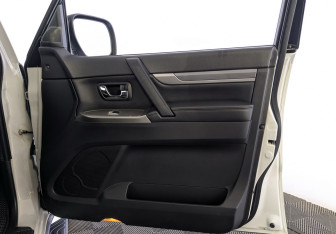 Подержанный автомобиль Mitsubishi Pajero 2018 года (25 фото)