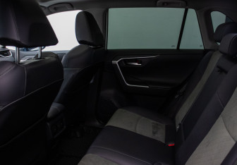Подержанный автомобиль Toyota RAV4 2024 года (11 фото)