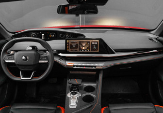 Подержанный автомобиль Changan UNI-V 2023 года (14 фото)