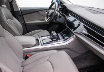 Подержанный автомобиль Audi Q8 2019 года (9 фото)
