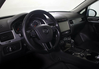 Подержанный автомобиль Volkswagen Touareg 2011 года (7 фото)