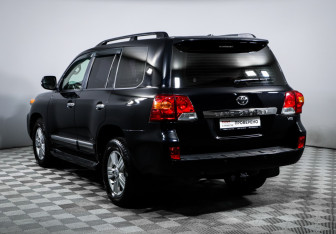 Подержанный автомобиль Toyota Land Cruiser Suv 2013 года (7 фото)