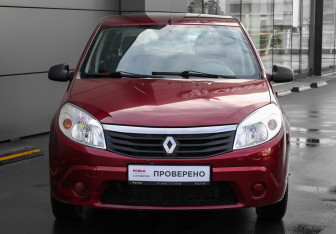 Подержанный автомобиль Renault Sandero 2014 года (2 фото)