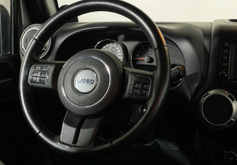 Подержанный автомобиль Jeep Wrangler 2013 года (14 фото)