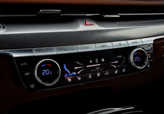 Подержанный автомобиль Genesis G80 2021 года (24 фото)