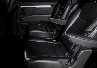 Подержанный автомобиль Peugeot Traveller 2021 года (10 фото)