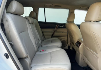 Подержанный автомобиль Toyota Highlander 2012 года (11 фото)