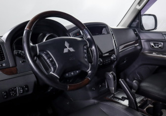 Подержанный автомобиль Mitsubishi Pajero 2019 года (14 фото)