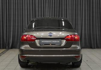 Подержанный автомобиль Volkswagen Jetta Sedan 2012 года (5 фото)