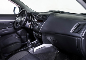Подержанный автомобиль Mitsubishi ASX 2010 года (11 фото)
