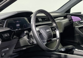 Подержанный автомобиль Audi e-tron 2021 года (13 фото)