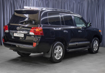 Подержанный автомобиль Toyota Land Cruiser Suv 2015 года (5 фото)