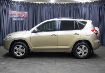 Подержанный автомобиль Toyota RAV4 2009 года (8 фото)