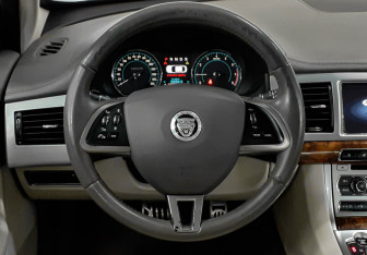 Подержанный автомобиль Jaguar XF Sedan 2013 года (11 фото)