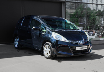 Подержанный автомобиль Honda Fit 2012 года (3 фото)