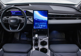 Подержанный автомобиль Geely Atlas 2024 года (13 фото)