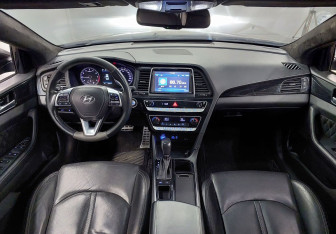 Подержанный автомобиль Hyundai Sonata 2018 года (11 фото)