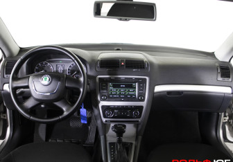 Подержанный автомобиль Skoda Octavia Liftback 2009 года (13 фото)