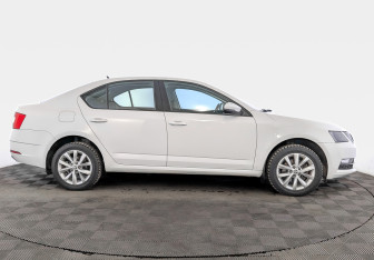 Подержанный автомобиль Skoda Octavia Liftback 2018 года (4 фото)