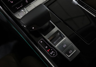 Подержанный автомобиль Audi A8 2019 года (21 фото)