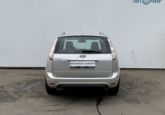 Подержанный автомобиль Ford Focus Wagon 2010 года (6 фото)