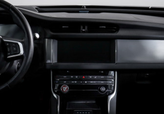 Подержанный автомобиль Jaguar XF Sedan 2018 года (13 фото)