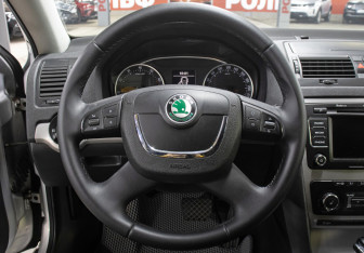 Подержанный автомобиль Skoda Octavia Liftback 2012 года (16 фото)