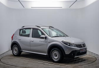 Подержанный автомобиль Renault Sandero 2014 года (3 фото)