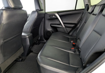 Подержанный автомобиль Toyota RAV4 2019 года (12 фото)