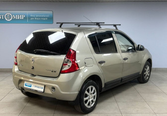 Подержанный автомобиль Renault Sandero 2011 года (5 фото)