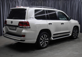 Подержанный автомобиль Toyota Land Cruiser Suv 2018 года (5 фото)