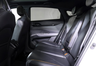 Подержанный автомобиль Changan UNI-V 2023 года (12 фото)