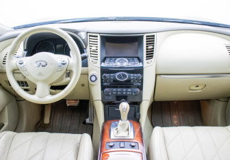 Подержанный автомобиль Infiniti QX70 2013 года (13 фото)
