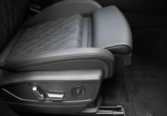 Подержанный автомобиль Audi Q5 2025 года (28 фото)
