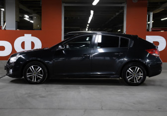Подержанный автомобиль Chevrolet Cruze Hatchback 2014 года (8 фото)
