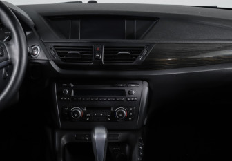 Подержанный автомобиль BMW X1 2012 года (13 фото)