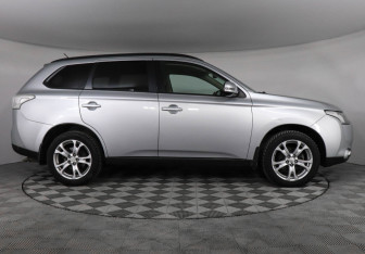 Подержанный автомобиль Mitsubishi Outlander 2013 года (4 фото)