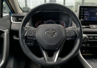 Подержанный автомобиль Toyota RAV4 2020 года (17 фото)