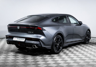 Подержанный автомобиль Changan UNI-V 2023 года (5 фото)