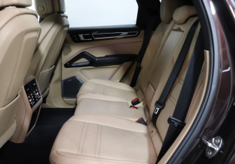 Подержанный автомобиль Porsche Cayenne 2018 года (10 фото)