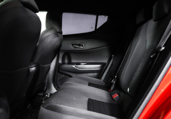 Подержанный автомобиль Toyota C-HR 2020 года (12 фото)