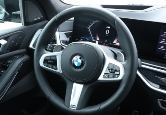 Подержанный автомобиль BMW X5 2025 года (18 фото)