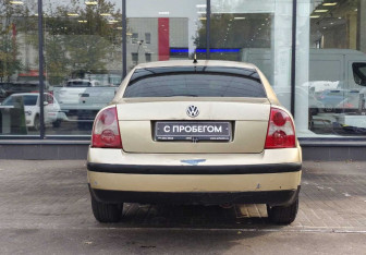 Подержанный автомобиль Volkswagen Passat Sedan 2002 года (7 фото)