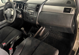 Подержанный автомобиль Nissan Tiida Hatchback 2008 года (10 фото)