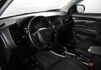 Подержанный автомобиль Mitsubishi Outlander 2019 года (15 фото)