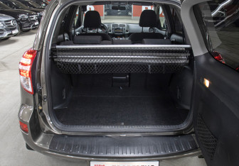 Подержанный автомобиль Toyota RAV4 2010 года (10 фото)