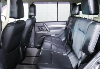 Подержанный автомобиль Mitsubishi Pajero 2015 года (14 фото)