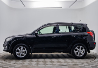 Подержанный автомобиль Toyota RAV4 2011 года (8 фото)
