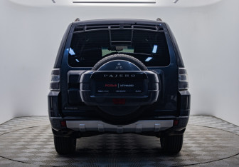 Подержанный автомобиль Mitsubishi Pajero 2013 года (4 фото)
